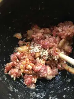 Make Meat-cracked peppers and gill mushrooms step 2