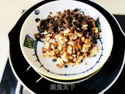 Make Mulberry mushroom egg rolls step 1
