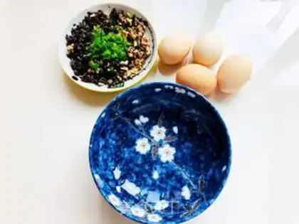 Make Mulberry mushroom egg rolls step 2