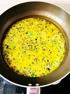 Make Mulberry mushroom egg rolls step 5