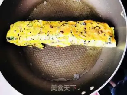 Make Mulberry mushroom egg rolls step 6