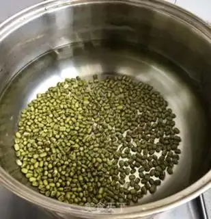 Make Iced green bean soup step 1