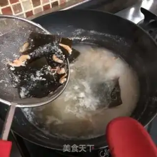 Make Korean ham pickles soup step 2