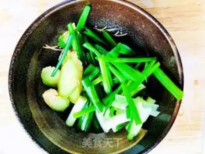 Make Salt water boiled flower snails step 1