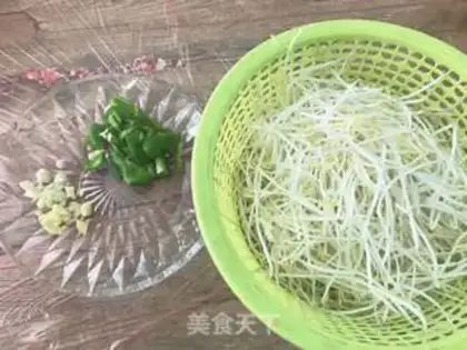 Make Garlic sprouts step 0