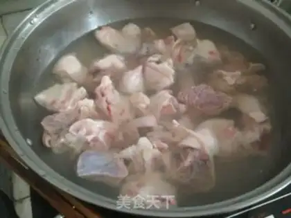 Make Peanut pig hoof soup step 1