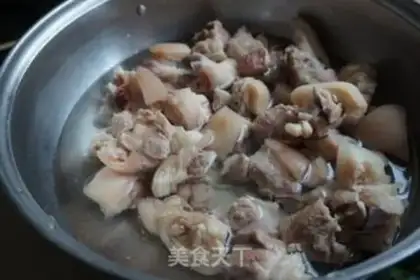 Make Peanut pig hoof soup step 2