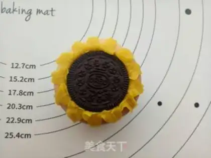Make Sunflower cupcakes step 13