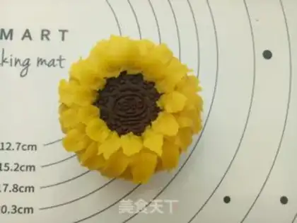 Make Sunflower cupcakes step 14