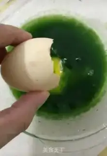 Make cucumber eggcake step 1