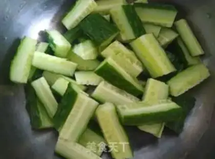 Make A cucumber with onions step 0