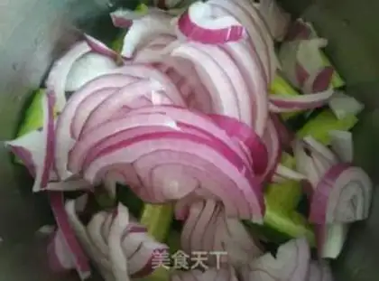 Make A cucumber with onions step 1