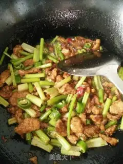Make Celery fried meat step 4