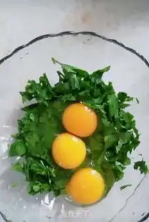 Make Celery leaves and fried eggs step 2