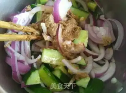Make A cucumber with onions step 4