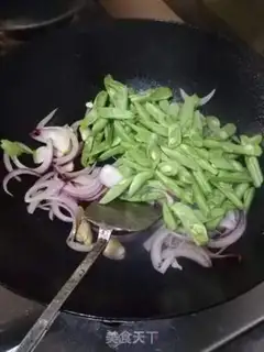 Make Onion fried four season beans step 3