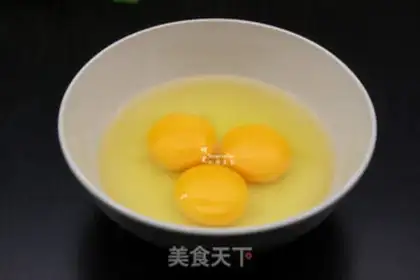 Make Garlic fried eggs step 2