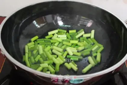 Make Garlic fried eggs step 3