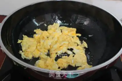 Make Garlic fried eggs step 4