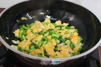 Make Garlic fried eggs step 5