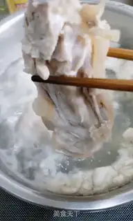 Make Red burning pig hands step 1