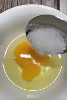 Make Pumpkin steamed eggs step 1