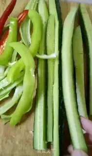 Make Chili cucumber pickles step 1