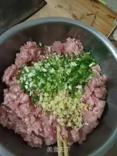 Make Celery pork dumplings step 1