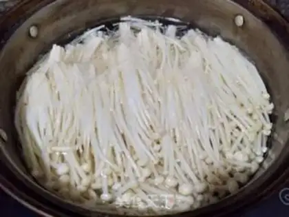 Make Frozen needle mushrooms step 1