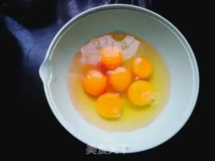 Make Autumn steamed eggs step 1