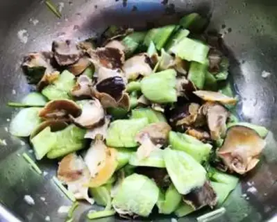 Make The cucumber snail step 9