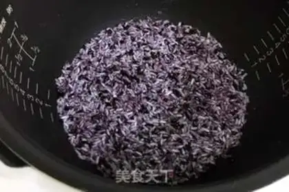 Make Pineapple rice step 1