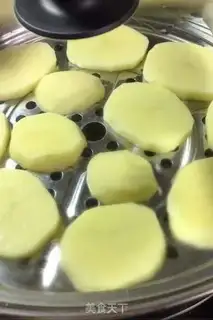 Make Creamed potatoes and sausages step 0