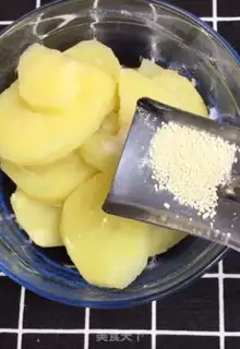 Make Creamed potatoes and sausages step 1
