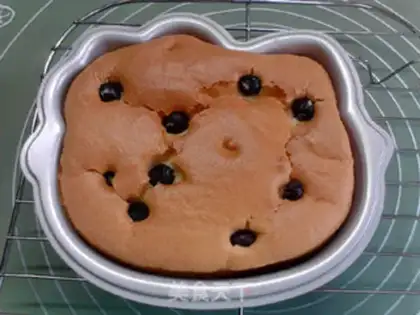 Make Katie Cat Blueberry Cake step 13