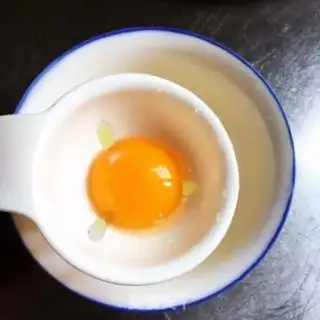 Make Toast roasted eggs step 1