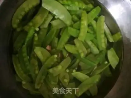 Make Garlic Dutch beans step 0