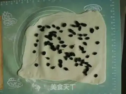 Make A raisin roll step 9