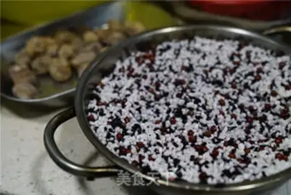 Make Black rice, red bean dates step 1