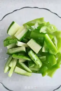 Make cucumber pepper pickles step 1