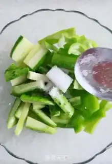 Make cucumber pepper pickles step 2