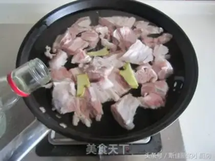 Make Tomato corn beef soup step 1
