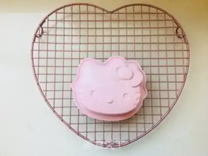 Make Katy cat lemon sponge step 16