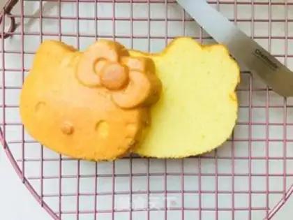 Make Katy cat lemon sponge step 17