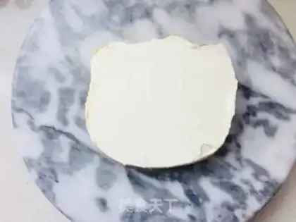 Make Katy cat lemon sponge step 18