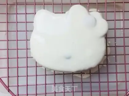Make Katy cat lemon sponge step 19