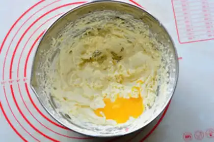 Make A pound cake of clot nuts step 4