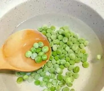 Make Peas eggs step 1