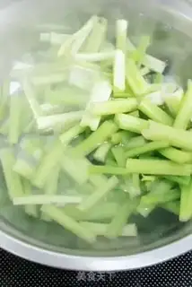 Make The Celery Lily step 2