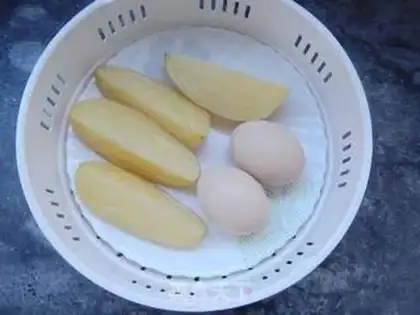 Make Potato salad burger step 1